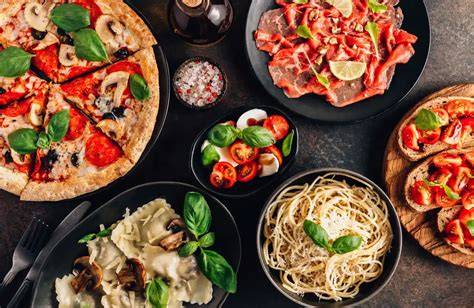 Rôzne typy jedál vrátane pizze, burgrov a cestovín