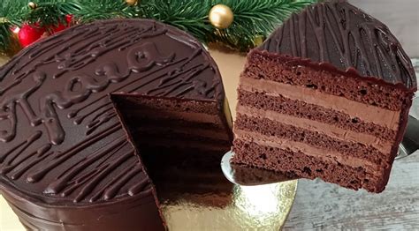 hotová čokoládová torta s broskyňami