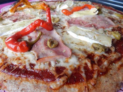 Celozrnná pizza s rôznymi druhmi zeleniny