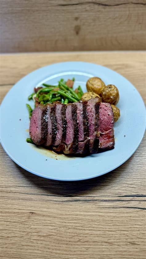 Servírovanie Rib Eye steaku s prílohami