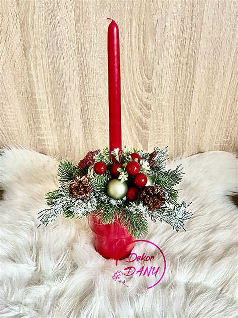Vianočná ikebana s adventným vencom v strede stola