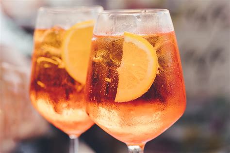 Osviežujúci Aperol Spritz s plátkom pomaranča