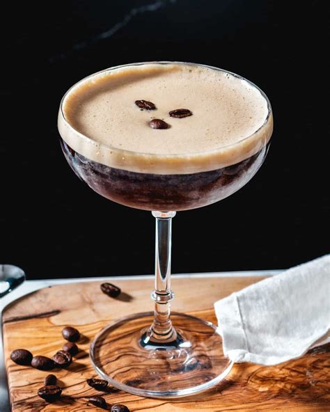 Elegantné Espresso Martini s tromi kávovými zrnami