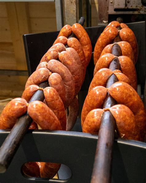 tradičná domáca zabíjačka a výroba klobás