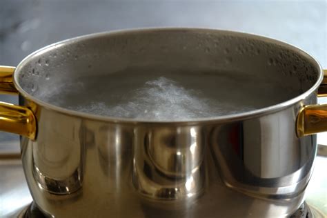 Hrnček s ryžou a hrniec s vriacou vodou