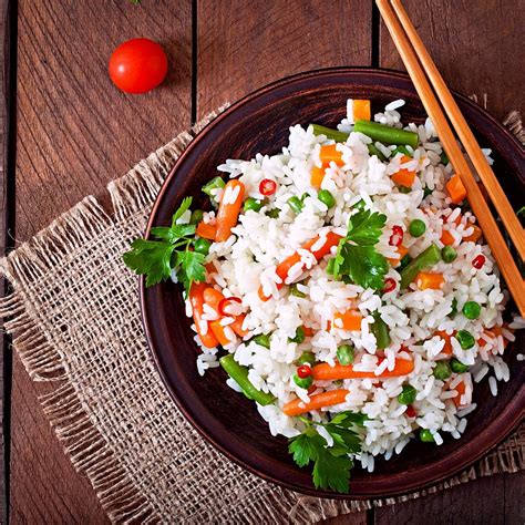 Misku s ryžou na sushi a ingredienciami