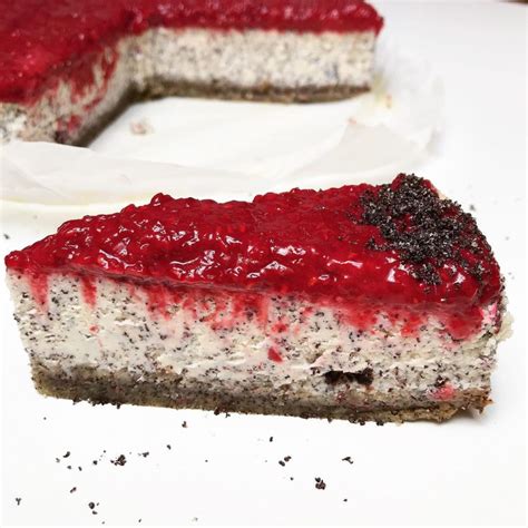detailný záber na makový cheesecake s čerešňami