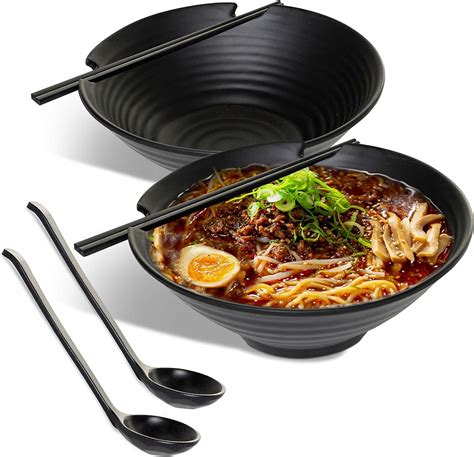 Miska tradičného japonského ramenu s bohatými prílohami