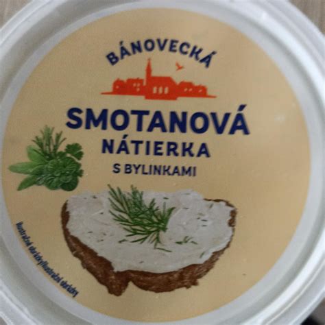 čerstvo pripravená smotanová nátierka na krajci chleba