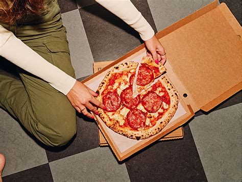 Spokojní zákazníci vychutnávajú pizzu