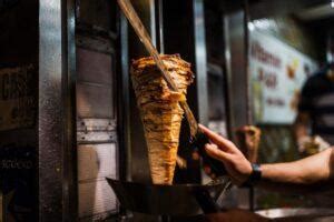 Tradičný grécky gyros na vertikálnom ražni