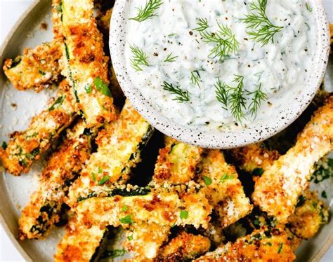 Miska s čerstvou tzatziki omáčkou