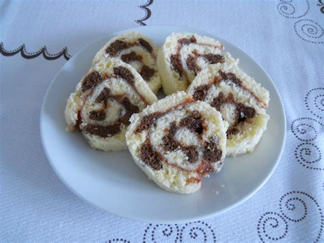 Roláda s marmeládou nakrájaná na kolieska