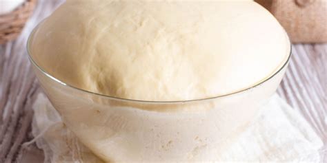 Pizzové cesto kysne v miske