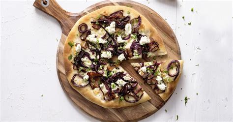 Bryndzová pizza s čerstvou zeleninou