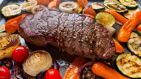 čerstvý hovädzí steak na drevenej doske s rozmarínom