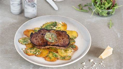 naservírovaný steak s bylinkovým maslom a pečenými zemiakmi