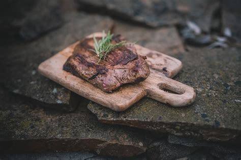 Detailný záber na surový steak pripravený na grilovanie