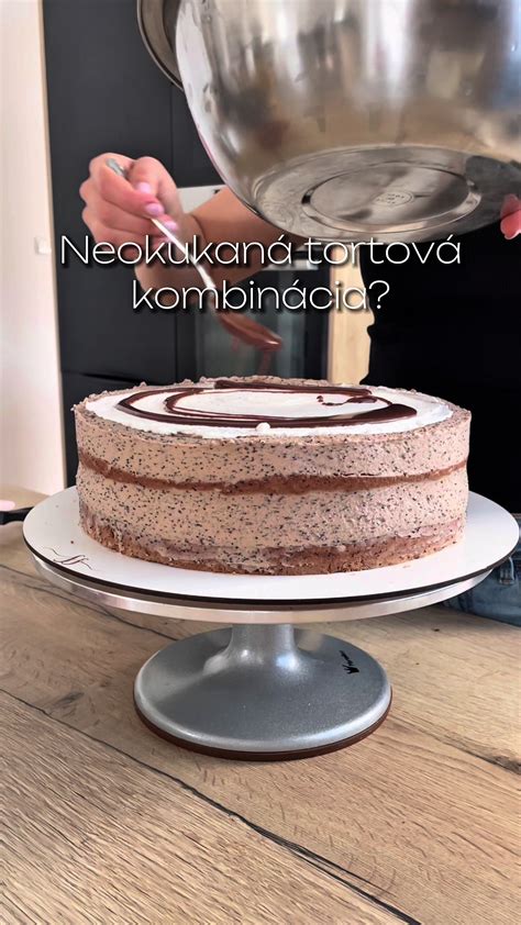 Nákres s prierezom torty, ktorý ilustruje vrstvenie korpusov a krému, s vyznačenými priemermi formy.