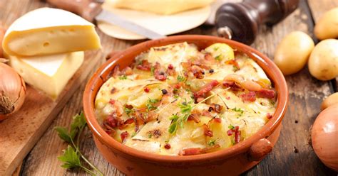 Tradičná francúzska Tartiflette so syrom Reblochon