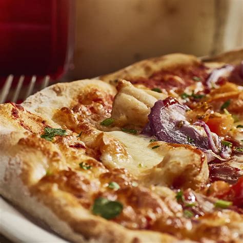 Menu pizza s rôznymi druhmi cestovín a šalátov