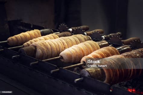 Tradičný maďarský trdelník (Kürtőskalács) na valci