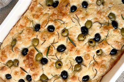 Hotová Focaccia s bylinkami a olivami