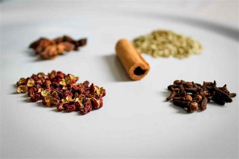 Zmes gulášového korenia a jeho základné ingrediencie