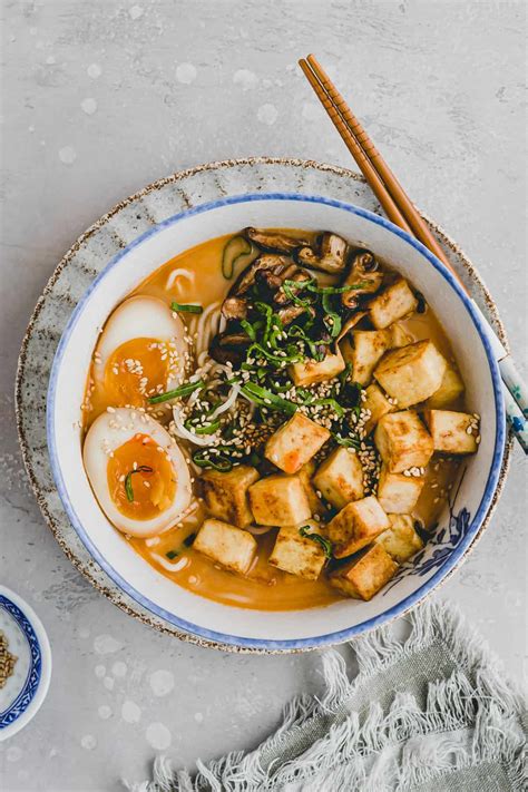 Miska miso ramen s tofu, zeleninou a pohánkou
