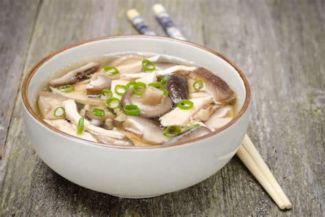 Miska ázijskej tofu polievky s hubami šitake a ramen rezancami