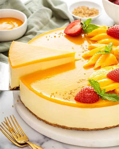 Vrstvený mangový cheesecake v reze