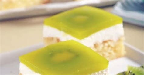 Osviežujúci koláč s kiwi na tácke