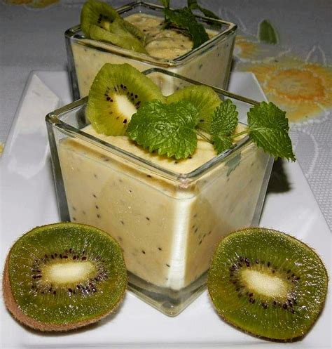 Krém a kiwi na piškótovom pláte