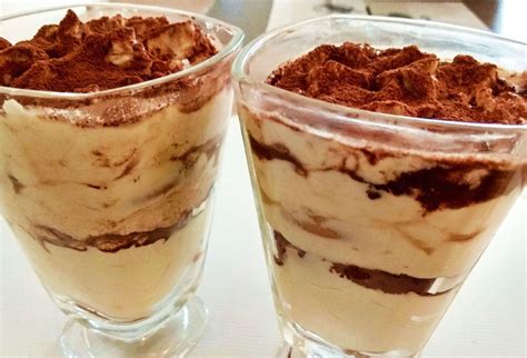 Ilustrácia vrstiev tiramisu v pohári