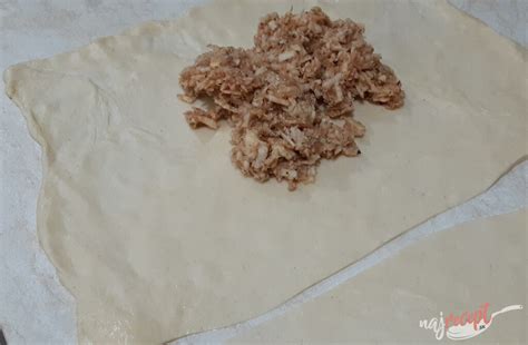 Cesto na štrúdľu odpočívajúce pod teplou miskou