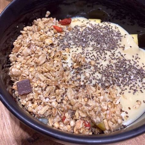 Misky s pohánkovým müsli a čerstvým ovocím