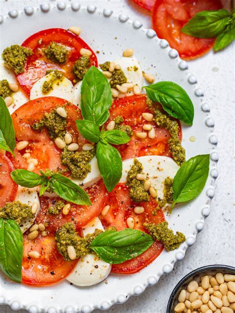 Šalát Caprese s bazalkou a mozzarellou