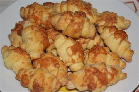 Slané syrové rožky pečené vo forme na mafiny, posypané rôznymi semienkami