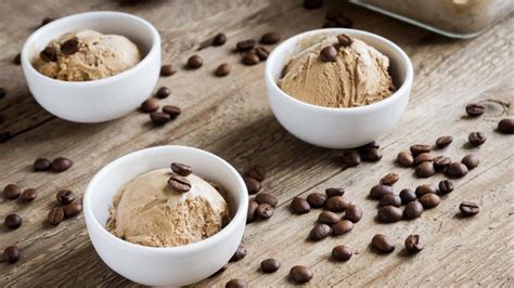 Šálka kávy a ingrediencie na kávovú zmrzlinu