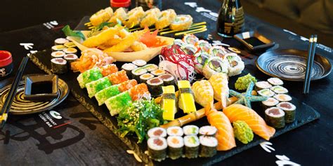 Rôzne druhy sushi s popiskami ingrediencií