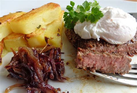 Hovädzí hamburger s karamelizovanou cibuľkou a čerstvými prísadami