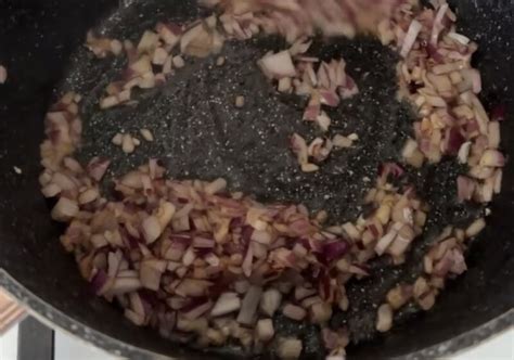 Pomalé restovanie cibule na panvici pre dosiahnutie karamelizácie