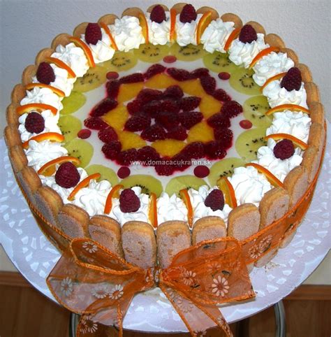 ovocná torta s piškótami a krémom