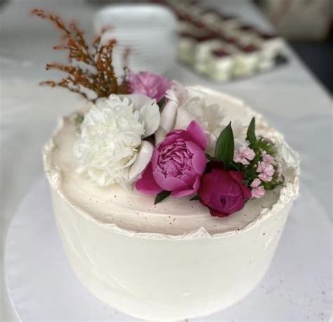 moderná svadobná torta s ovocím a kvetmi