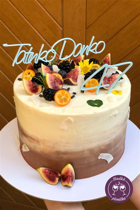 dvojposchodová torta zdobená ovocím