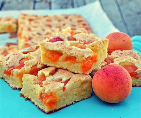 Hotový obrátený marhuľový koláč