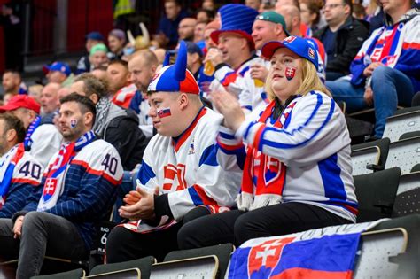 Hokejoví fanúšikovia a občerstvenie v Ostravar Aréne