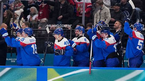 Hokejisti Vítkovic oslavujú víťazstvo po rekordnom zápase