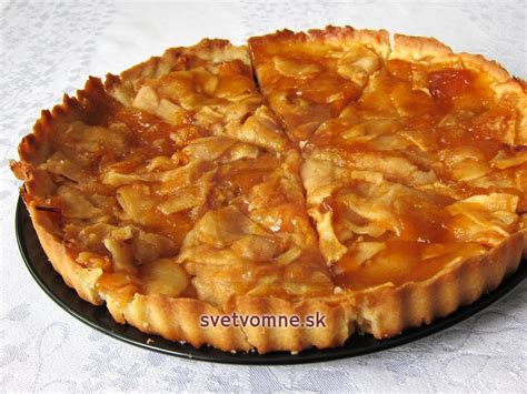 Jablkový koláč v keramickej forme