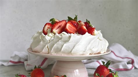Elegantne zdobená Pavlova torta